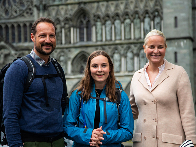 Crown Princess Mette-Marit met the Crown Prince and Princess on their arrival at Nidaros Cathedral, and the family entered the cathedral together. Photo: Kjartan Ovesen, NRK/NTB